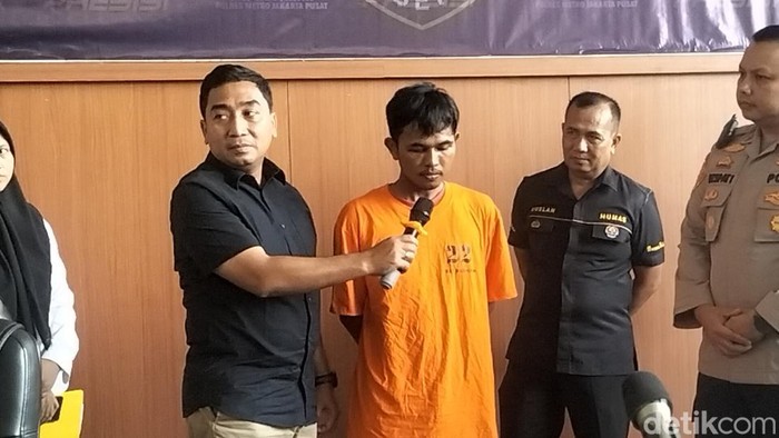 Pelaku pelecehan seks di Stasiun Tanah Abang kini berbaju tahanan.