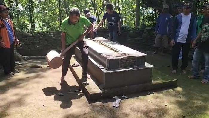 Pembongkaran makam di Jombang
