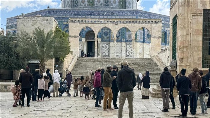 Ratusan Yahudi fanatik menyerbu kompleks Masjid Al Aqsa di depan Dome of the Rock saat libur Paskah Yahudi, Selasa, 15 April 2025.
