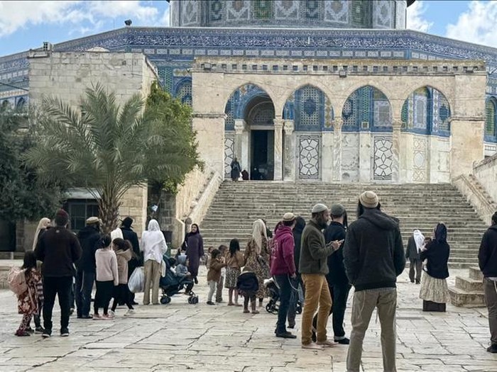 Ratusan Yahudi fanatik menyerbu kompleks Masjid Al Aqsa di depan Dome of the Rock saat libur Paskah Yahudi, Selasa, 15 April 2025.