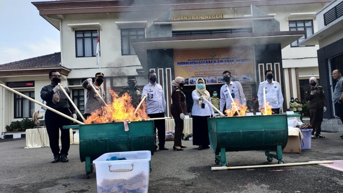 Pemusnahan barbuk perkara inkrah di Kejari Kab Probolinggo