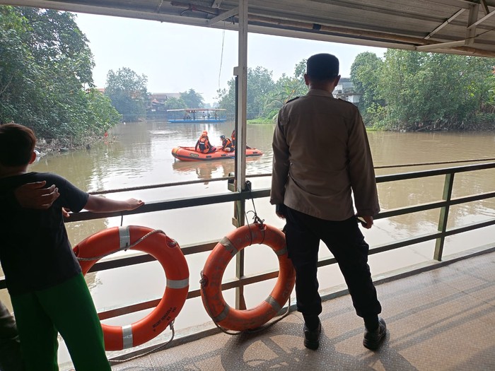Pencarian wanita lompat dari perahu tambang di Gresik