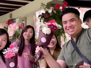 Pernikahan Viral, Pengantin Beri Souvenir Buket Bunga untuk Tamu
