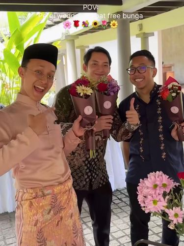 Pengantin memberikan souvenir bunga untuk tamu undangan viral di Instagram
