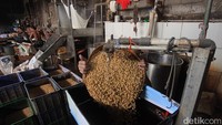 Para pekerja menyelesaikan produksi tahu yang berbahan baku kedelai di Lebak Bulus, Jakarta, Rabu (16/5/2025). 