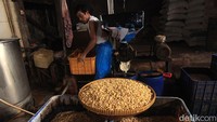 Para produsen tempe tahu dan makanan olahan sedang menanti dampak perang tarif AS termasuk kedelai. 
