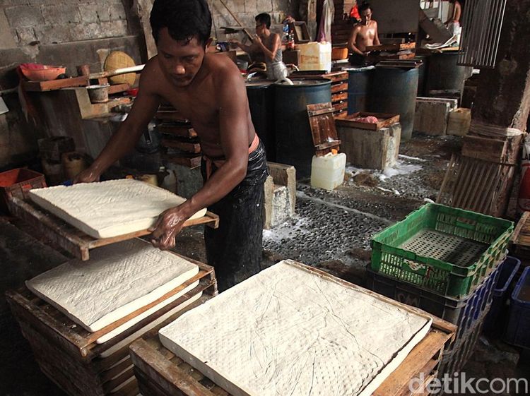 Perajin Tahu Menanti Imbas Perang Tarif Trump