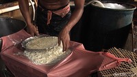 Kenaikan harga kacang kedelai membuat biaya produksi tahu meningkat sedangkan omzet berkurang.  