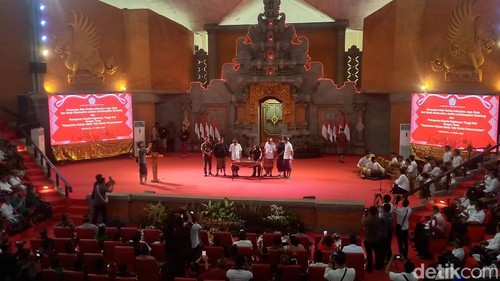 Kejaksaan Tinggi (Kejati) Bali meresmikan Bale Kertha Adyaksa secara serentak di 129 Desa dan 19 Kelurahan, Kabupaten Buleleng, Bali di Gedung Kesenian Gde Manik Singaraja, Rabu (16/4/2025)