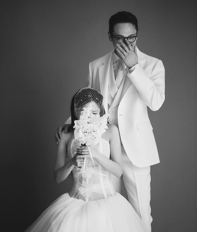 Hyomin T-ARA menggelar pernikahan mewah minggu lalu yang menuai atensi. Personel girl group generasi kedua tersebut tampil menawan mengenakan gaun pengantin mahal yang jadi perbincangan. Foto: Instagram @hyominnn