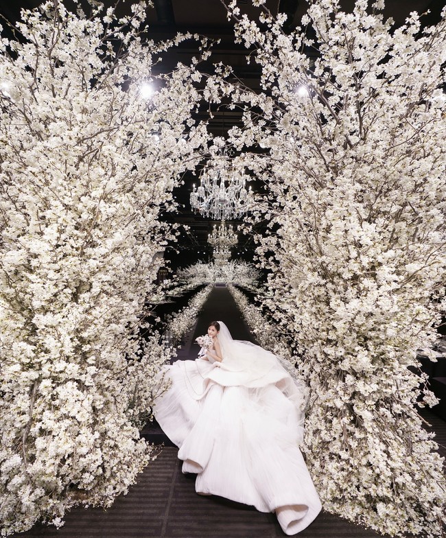 Ketika dipotret dari atas dengan dekorasi yang juga mewah, penampilan Hyomin T-ARA di hari pernikahannya terlihat megah.Foto: Instagram @hyominnn