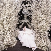 Ketika dipotret dari atas dengan dekorasi yang juga mewah, penampilan Hyomin T-ARA di hari pernikahannya terlihat megah.Foto: Instagram @hyominnn