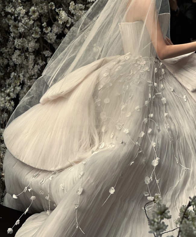 Begini detail cantik dari gaun pengantin Hyomin.Foto: Instagram @hyominnn
