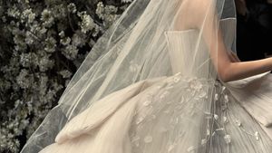 Potret Pernikahan Artis Korea Pakai Gaun Haute Couture yang Langka dan Mahal