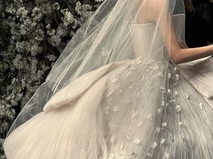 Potret Pernikahan Artis Korea Pakai Gaun Haute Couture yang Langka dan Mahal