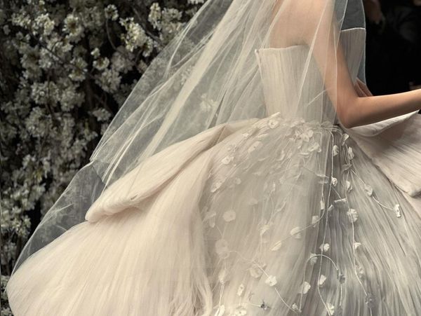 Potret Pernikahan Artis Korea Pakai Gaun Haute Couture yang Langka dan Mahal