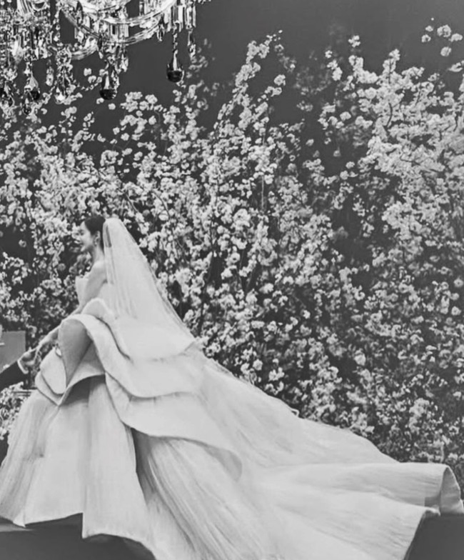 Busana itu mencuri perhatian dengan potongan ruffle bervolume yang mirip pahatan. Gaun tersebut bahkan difitur dalam Vogue Korea. Foto: Instagram @hyominnn