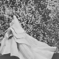 Busana itu mencuri perhatian dengan potongan ruffle bervolume yang mirip pahatan. Gaun tersebut bahkan difitur dalam Vogue Korea. Foto: Instagram @hyominnn