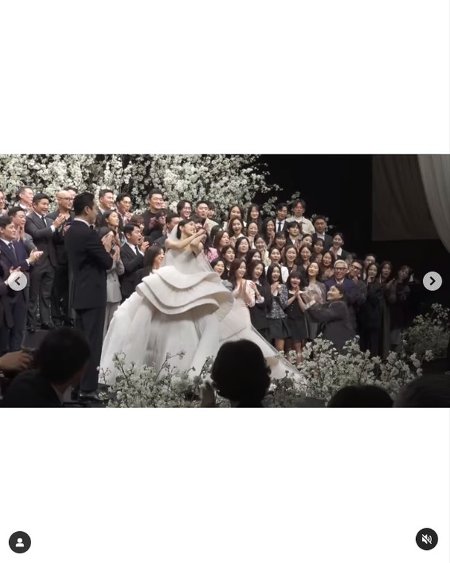 Saat resepsi yang dihadiri sesama selebriti, Hyomin mempesona para undangan dengan dress haute couture keluaran Sara Murad. Foto: Instagram @hyominnn