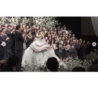 Saat resepsi yang dihadiri sesama selebriti, Hyomin mempesona para undangan dengan dress haute couture keluaran Sara Murad. Foto: Instagram @hyominnn