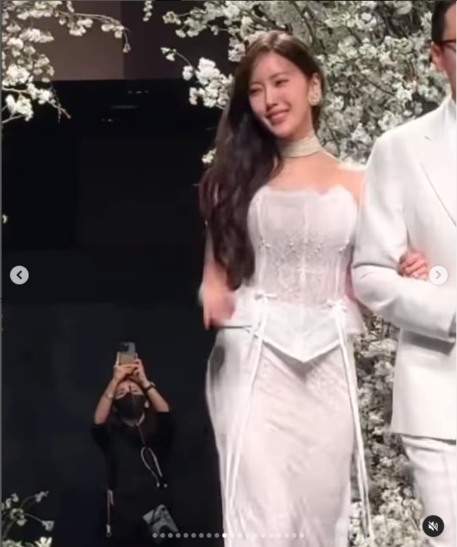 Sedangkan saat berbaur dengan para tamu, Hyomin berganti gaun yang lebih simple namun tetap mewah. Foto: Instagram @hyominnn