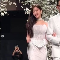 Sedangkan saat berbaur dengan para tamu, Hyomin berganti gaun yang lebih simple namun tetap mewah. Foto: Instagram @hyominnn