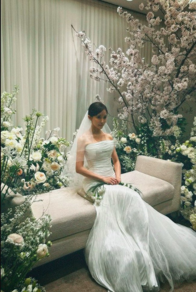 Beberapa selebriti yang menghadiri pestanya, seperti Yuri SNSD, Kang Min Kyung Davichi, Youngji KARA, Yoon Jong Shin, Daesung, Simon Dominic, Kwon Eunbi, Jaejoong, dll. Adapun Gummy dan Im Siwan yang menyumbang suara di hari bahagia tersebut.Foto: Instagram @hyominnn