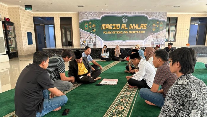 Pernikahan tersebut berlangsung sederhana dihadiri penghulu dan keluarga.