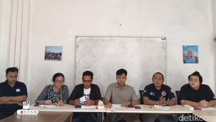 Pers rilis Posko Pengaduan THR Keagamaan Nyepi dan Idul Fitri tahun 2025 di kantor LBH Bali pada Rabu (16/4/2025). (Ni Made Lastri Karsiani Putri-detikBali)