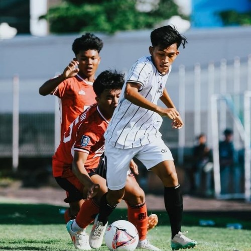 Perseden Denpasar (jersei putih) saat uji coba dengan Bali United U-20 di Stadion Kompiang Sujana, Denpasar, Jumat (11/4/2025).