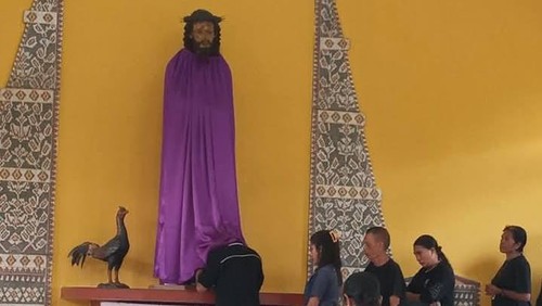 Peziarah Semana Santa 2025 mengikuti ritual cium patung Tuan Berdiri di Desa Wureh, Kecamatan Adonara Barat, Flores Timur, Nusa Tenggara Timur (NTT). (Facebook @Flaviiany)