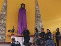 Peziarah Semana Santa Ikuti Ritual Cium Patung Tuan Berdiri di Adonara