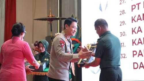 Kapolda Bali Irjen Daniel Adityajaya (kiri) dan Mayjen TNI Muhammad Zamroni dalam acara pisah sambut, Rabu (16/4/2025).