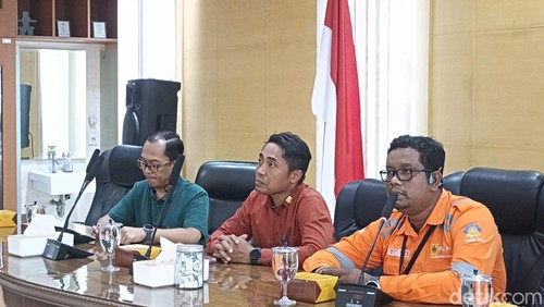 Konferensi pers PLN UID Bali Putu Kariana di kantor PT PLN (Persero) UP2D Bali, Jalan Diponegoro 17 Denpasar, Bali pada Rabu (16/4/2025).