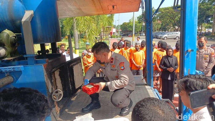 Polda Kepri musnahkan barang bukti sabu dan ekstasi. (Foto: Alamudin/detikSumut)