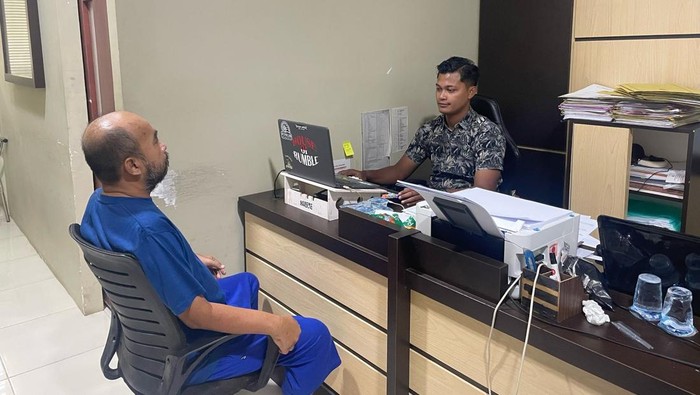 Polisi memeriksa tersangka pelaku praktik kencing BBM di Sukoharjo. Foto diunggah Kamis (16/4/2025).