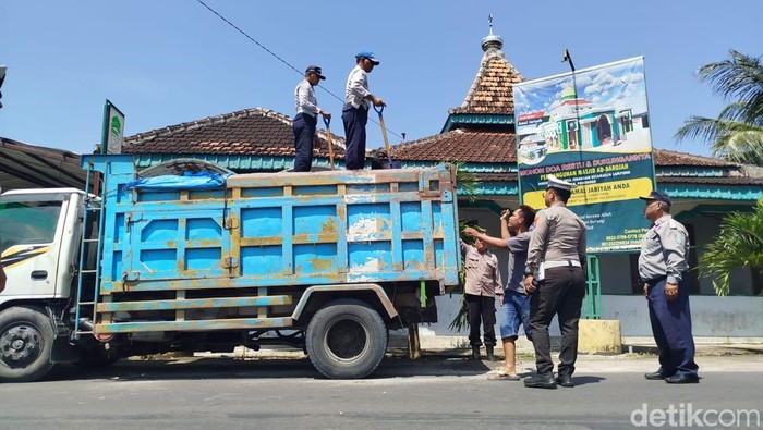 Polisi menilang truk ODOL di Ponorogo