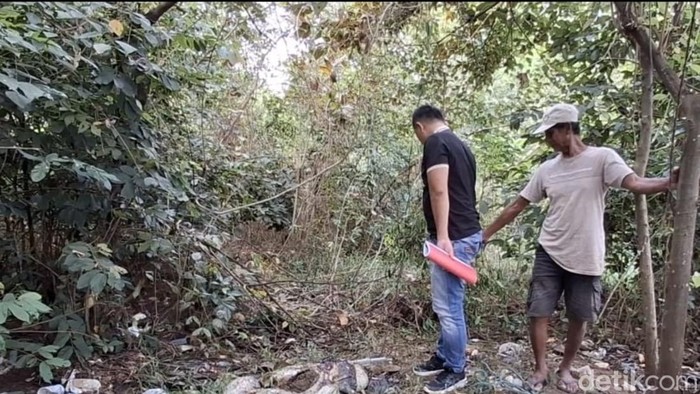 Polisi olah TKP di lokasi sapi korban dijagal.