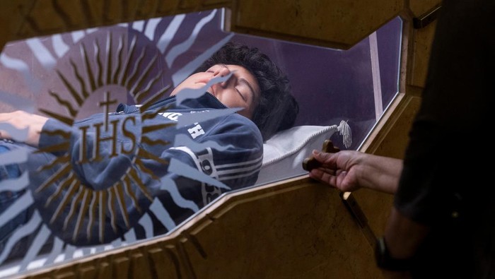 SENSITIVE MATERIAL. THIS IMAGE MAY OFFEND OR DISTURB People visit the tomb of Carlo Acutis, who died of leukemia in 2006 aged 15, in the Shrine of the Stripping of Church of Santa Maria Maggiore in Assisi, Italy, April 10, 2025. Pope Francis has cleared the way for Acutis to be the first saint of the millennial generation. REUTERS/Remo Casilli     TPX IMAGES OF THE DAY