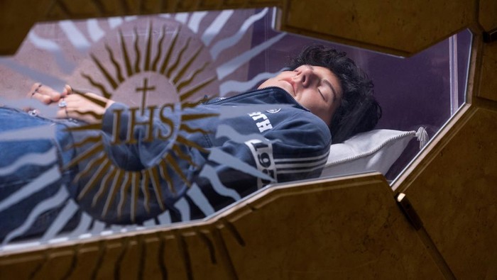 Potret Jenazah Carlo Acutis yang Bakal Jadi Santo Milenial Pertama SENSITIVE MATERIAL. THIS IMAGE MAY OFFEND OR DISTURB People visit the tomb of Carlo Acutis, who died of leukemia in 2006 aged 15, in the Shrine of the Stripping of Church of Santa Maria Maggiore in Assisi, Italy, April 10, 2025. Pope Francis has cleared the way for Acutis to be the first saint of the millennial generation. REUTERS/Remo Casilli TPX IMAGES OF THE DAY
