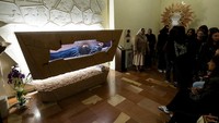 Jenazah Carlo Acutis terlihat di dalam makamnya di Kuil Penelanjangan Gereja Santa Maria Maggiore, di Assisi, Italia, Kamis (10/4/2025).  