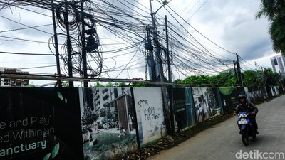 Potret Kabel Semrawut di Kuningan Barat