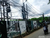 Potret Kabel Semrawut di Kuningan Barat