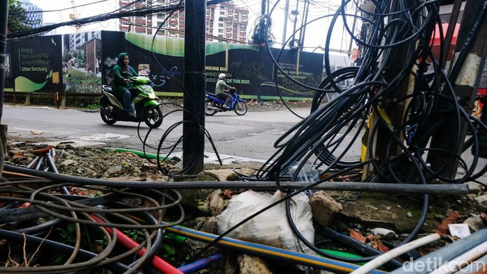 Kabel-kabel di Jalan Kuningan Barat Raya, Jaksel, tampak semrawut. Kabel-kabel ini membuat warga setempat khawatir.