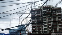 Pada cuitan tersebut, ia mengunggah dua foto tiang dengan kabel-kabel semrawut di Jalan Kuningan Barat Raya. Warganet juga mengkritisi keberadaan gulungan kabel semrawut di lokasi tersebut.  