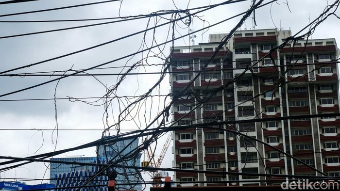 Potret Kabel Semrawut di Kuningan Barat Kabel-kabel di Jalan Kuningan Barat Raya, Jaksel, tampak semrawut. Kabel-kabel ini membuat warga setempat khawatir.
