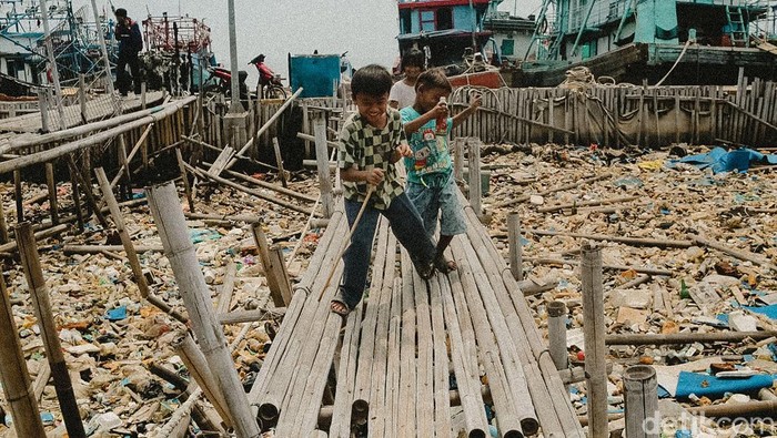 Pemukiman warga di Muara Angke, Penjaringan, Jakarta, penuh dengan tumpukan sampah. Meski demikian warga sudah terbiasa hidup dengan tumpukan sampah.