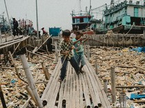 Potret Kehidupan Warga yang Berdampingan dengan Tumpukan Sampah