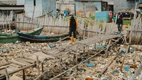 Tumpukan sampah itu menimbulkan aroma tak sedap dan banyak lalat.