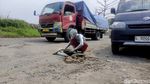Aksi Manusia Silver Protes Jalan Rusak di Sidoarjo